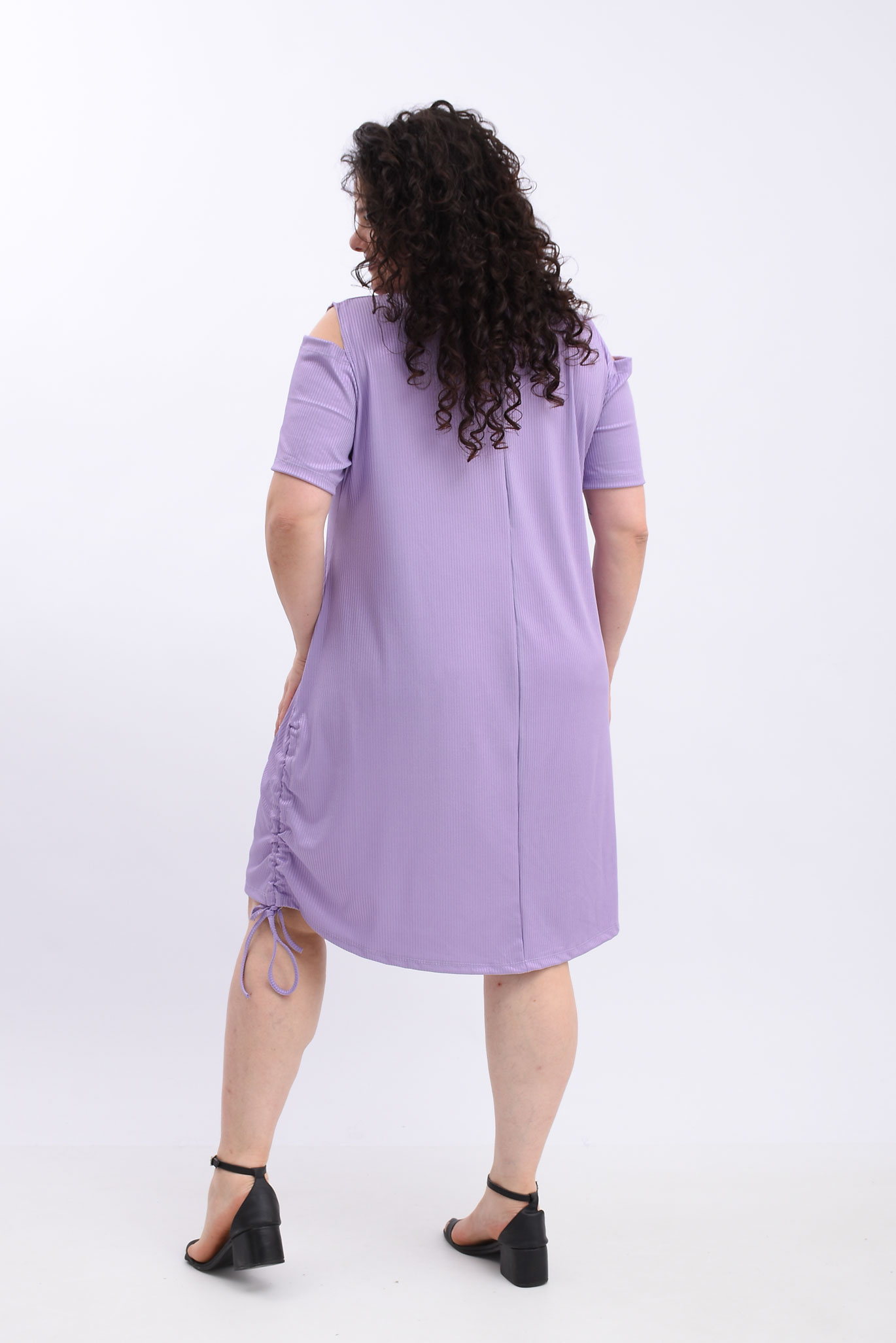 Vestido Renata de morley con lurex, manga hombro descubierto, cordón regulador para el frunce, disponible en negro, rosa, violeta y rojo, ideal para eventos casuales y formales.